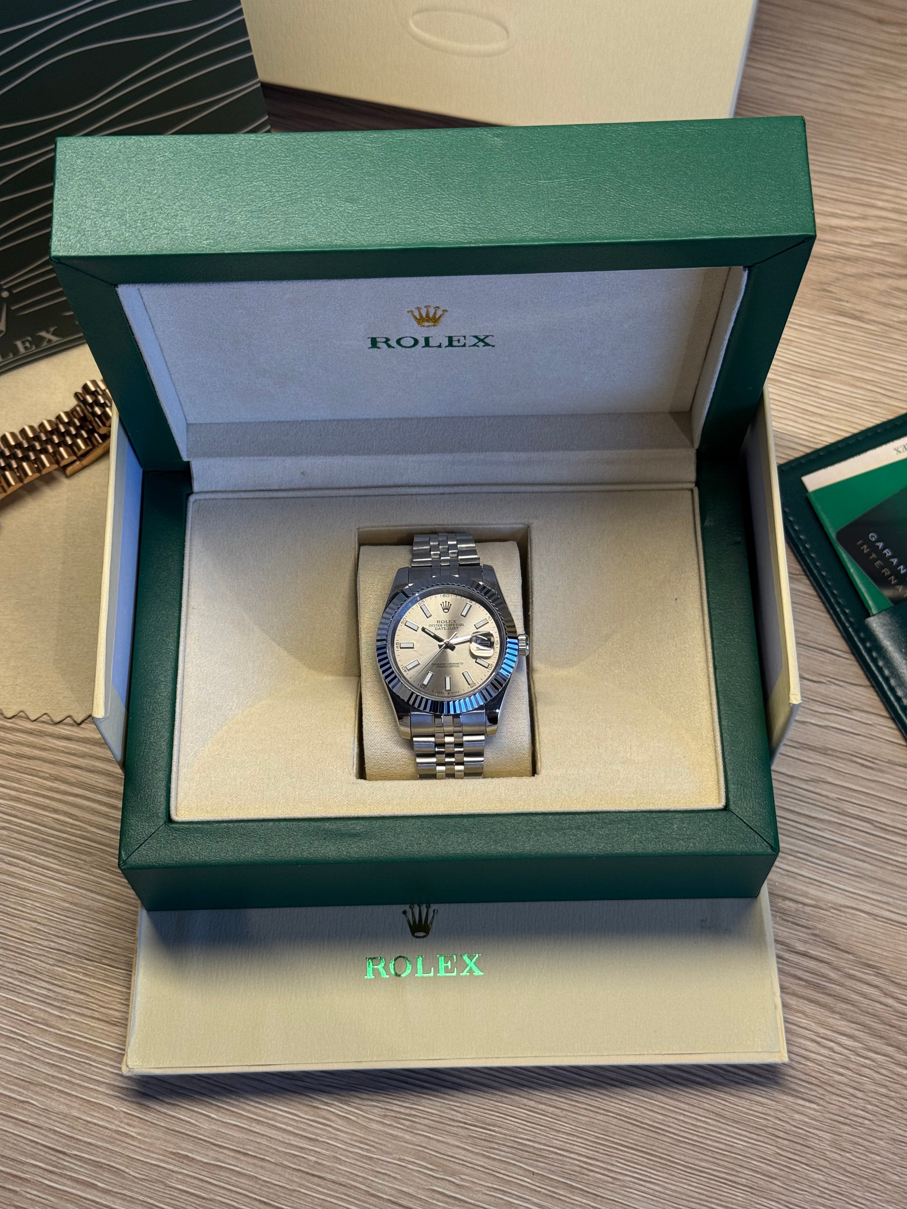 Rolex Datejust 41mm Plateado Fondo Gris