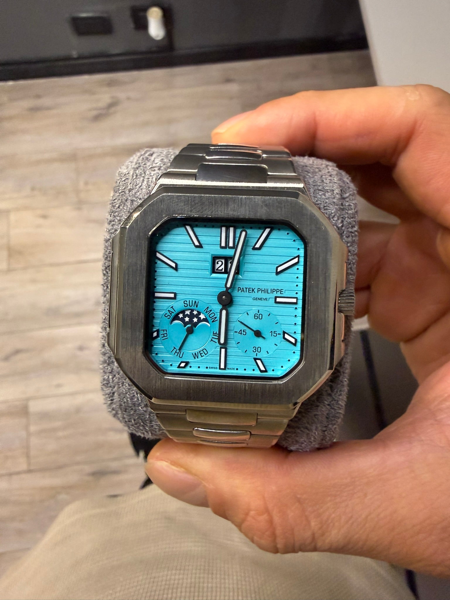 Patek Philippe Cubitus 5822P-001 "Carátula azul y fase lunar"